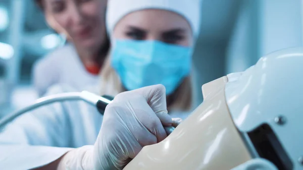 Giovane donna che pratica l'attività dentale — Foto Stock