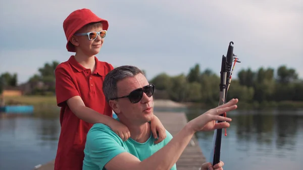 Homme enseignant à son fils à pêcher — Photo