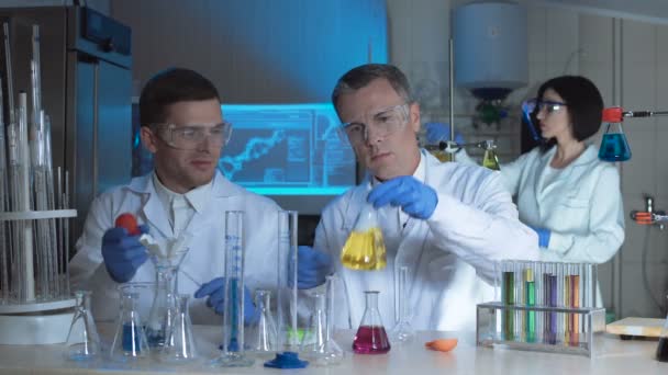 Технологи или ученые в химической лаборатории — стоковое видео