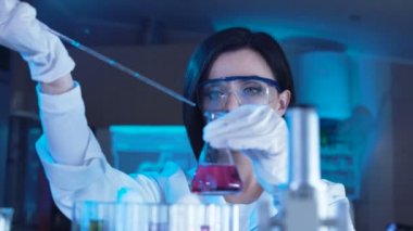 Tüpleri ile çalışan kadın