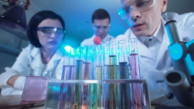 Bilim adamları test tüpleri tepkileri izlerken
