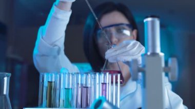 Tüpleri ile çalışan kadın