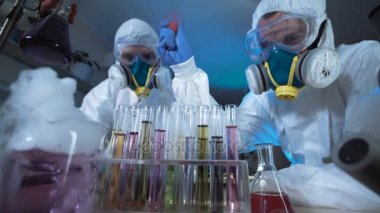 Tam biohazard maskeli iki bilim adamları