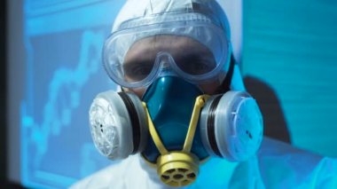 Bir biohazard takım ve maske kişi