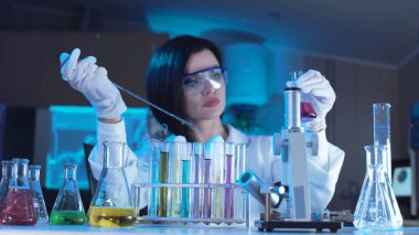 Tüpleri ile çalışan kadın