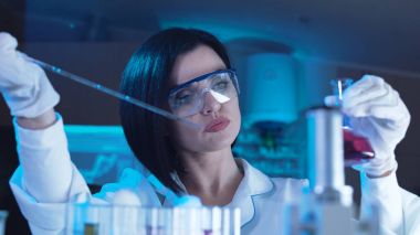 Tüpleri ile çalışan kadın