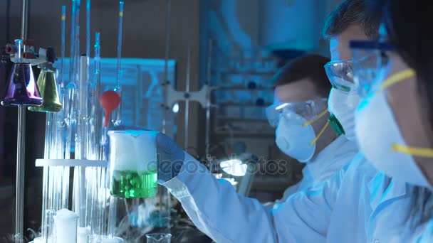 Skupina chemiků, práce v laboratoři — Stock video