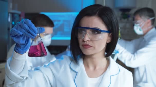 Mujer en laboratorio trabajando con productos químicos — Vídeo de stock