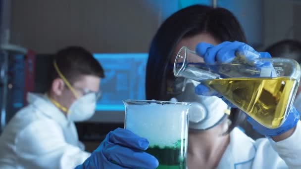 Vrouw in laboratorium werken met chemicaliën — Stockvideo