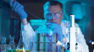 Bilim adamı ya da bir laboratuvar testi yaptıkları teknoloji uzmanı