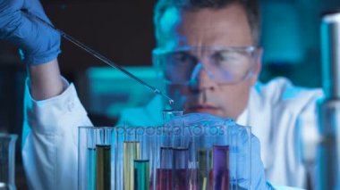 Bilim adamı ya da bir laboratuvar testi yaptıkları teknoloji uzmanı