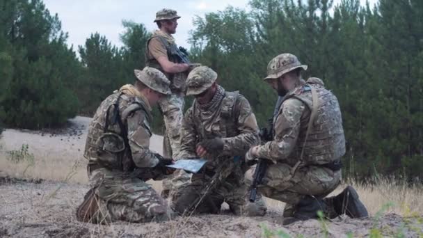 Vojenské osoby navigaci na bojišti — Stock video