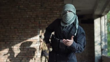 Erkek terörist talepleri kameraya yapma