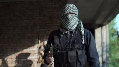 Erkek terörist talepleri kameraya yapma