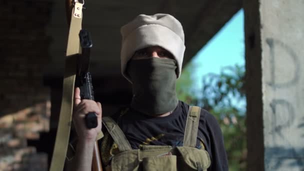 Terrorist blickt in Kamera — Stockvideo
