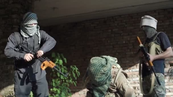 Terroristen foltern den Soldaten — Stockvideo