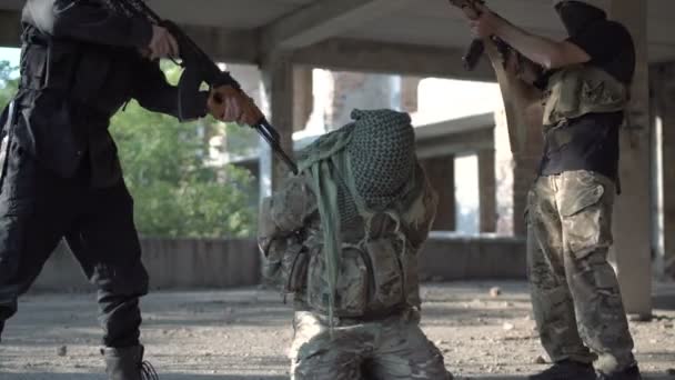 Swat befreit Geisel in Gebäude — Stockvideo