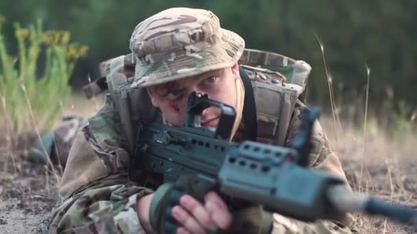 Soldado en tierra apuntando con arma — Vídeo de stock