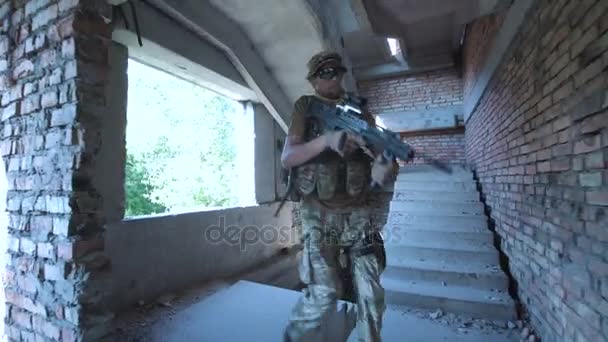 Men with guns entering abandoned building — Stock Video
