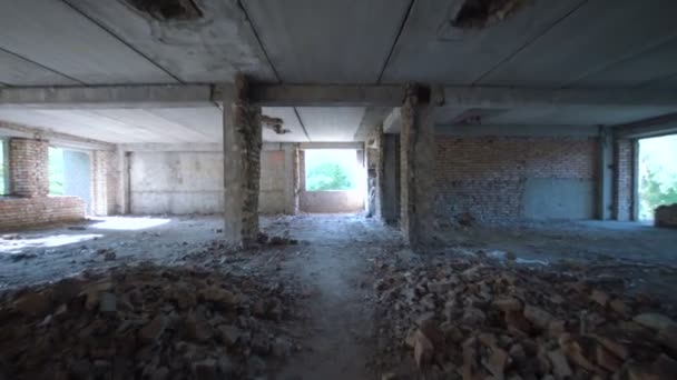 Due soldati che entrano in un edificio in rovina — Video Stock