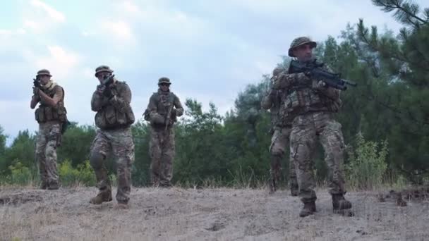 Военный отряд, исследующий территорию — стоковое видео