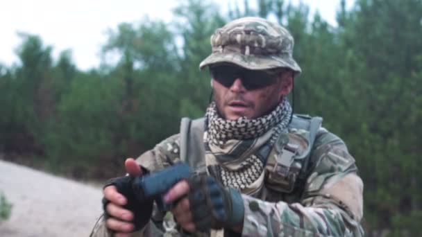 Солдати стріляють з пістолета — стокове відео