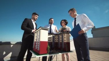 Grup mühendis ve mimarlar bir toplantıda