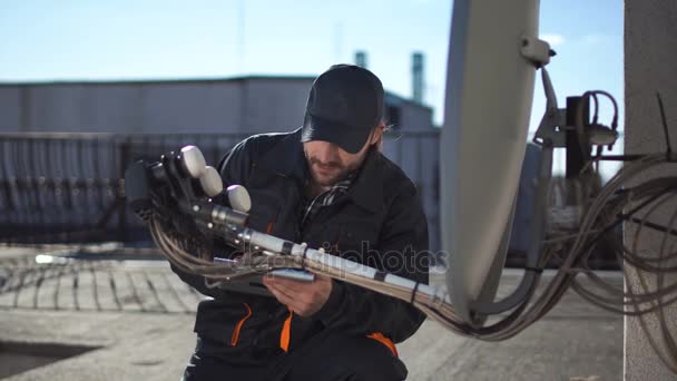 Ingeniero o técnico comprobando una antena con touchpad — Vídeos de Stock