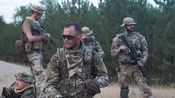 Mannen in camouflage met geweren buiten — Stockfoto