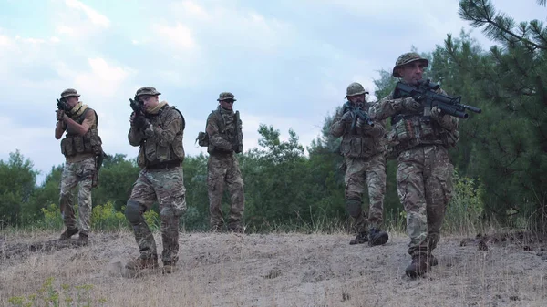 Bölgeyi keşfetmek askeri asker