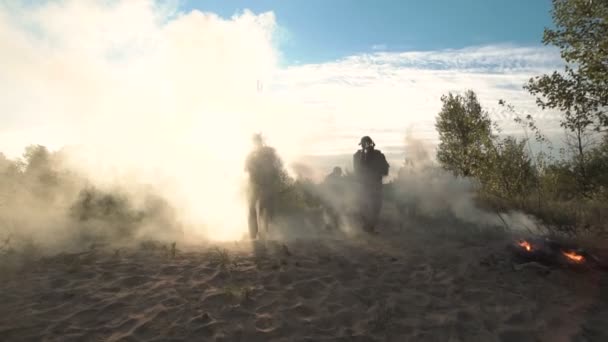 Fuerzas militares caminando en el campo de batalla — Vídeo de stock