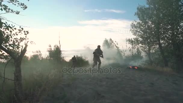 Fuerzas militares caminando en el campo de batalla — Vídeos de Stock