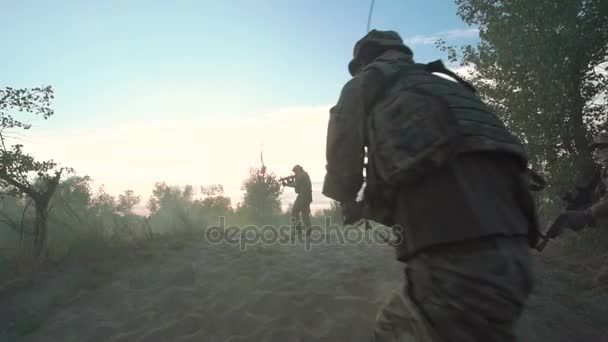 Militärangehörige passieren Feld in Rauch — Stockvideo