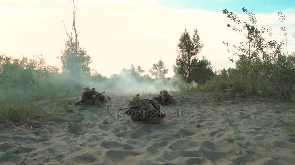 Солдаты ползают по песку — стоковое видео