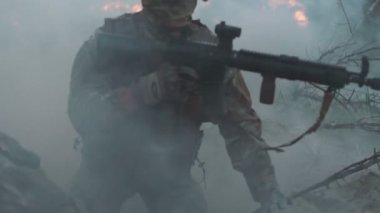 Kişi pusu savaş alanında buradan ayrılıyor.