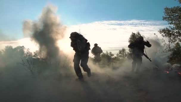 Погибшие на поле боя солдаты — стоковое видео