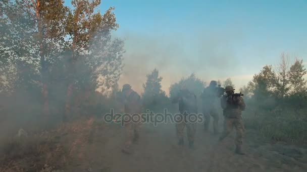 Men with guns walking in smoke — Stock Video