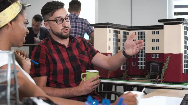 Gençlerin yeni binasının mockup tartışıyor