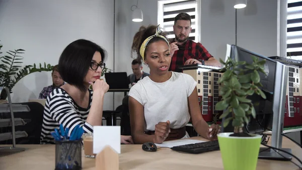 Jóvenes compañeros de trabajo que se comunican en oficina — Foto de Stock