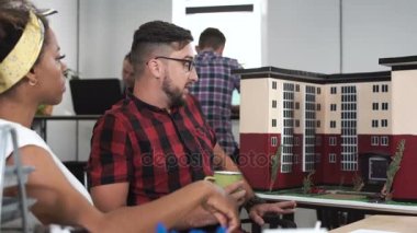 Gençlerin yeni binasının mockup tartışıyor