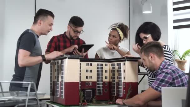 Σχεδιαστές που εργάζονται με mockup του σπιτιού — Αρχείο Βίντεο