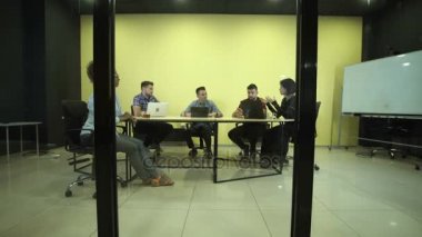 İnsanlar iş toplantısı yapıyor.