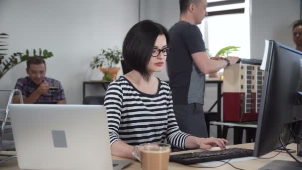 Koncentrerad kvinna som arbetar på design — Stockvideo