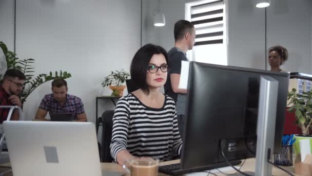 Koncentrerad kvinna som arbetar på design — Stockvideo