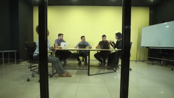 Personnes ayant une réunion d'affaires