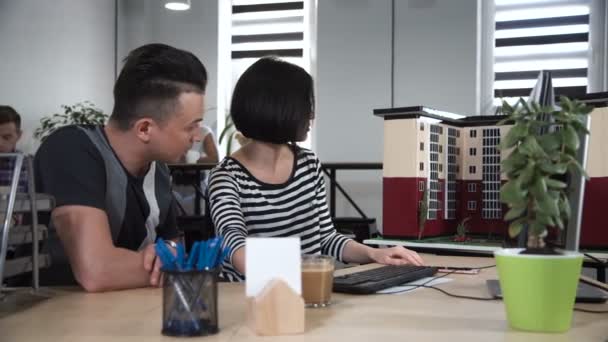 Homem e mulher discutindo na frente do computador — Vídeo de Stock