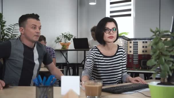 Uomo e donna discutono davanti al computer — Video Stock