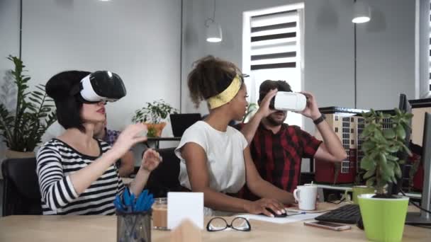 Architectes travaillant dans les lunettes VR — Video