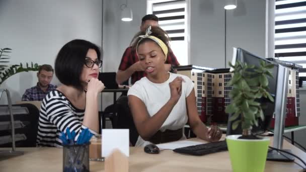 Jóvenes compañeros de trabajo que se comunican en oficina — Vídeos de Stock