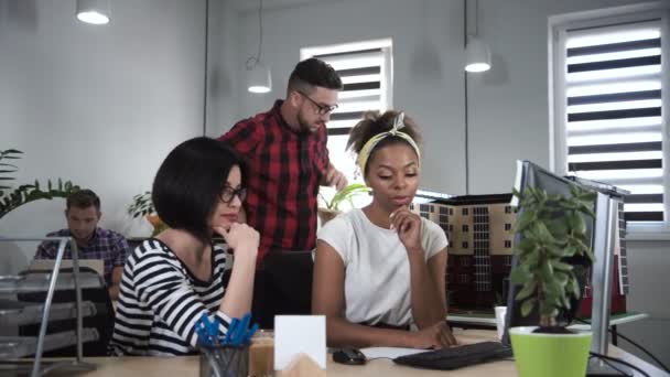 Pria yang berdiskusi dengan dua wanita di kantor — Stok Video